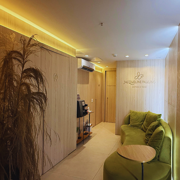 Foto 3 de Dra. Jacqueline Paulino | Lipo de Papada e Platismoplastia em Goiânia