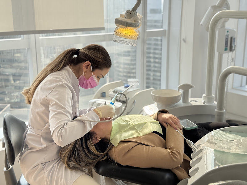 Foto 3 de Dra. Jessica Meneses | Dentista em Alphaville – Estética, Implantes e Alinhadores