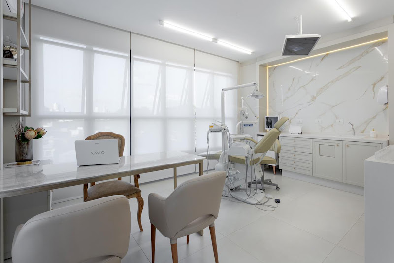 Foto 3 de Dra. Jônia F. Bussmann - Ortodontista / Aparelhos Ortodônticos fixos / Aparelho estético / INVISALIGN / Dentista em Maringá