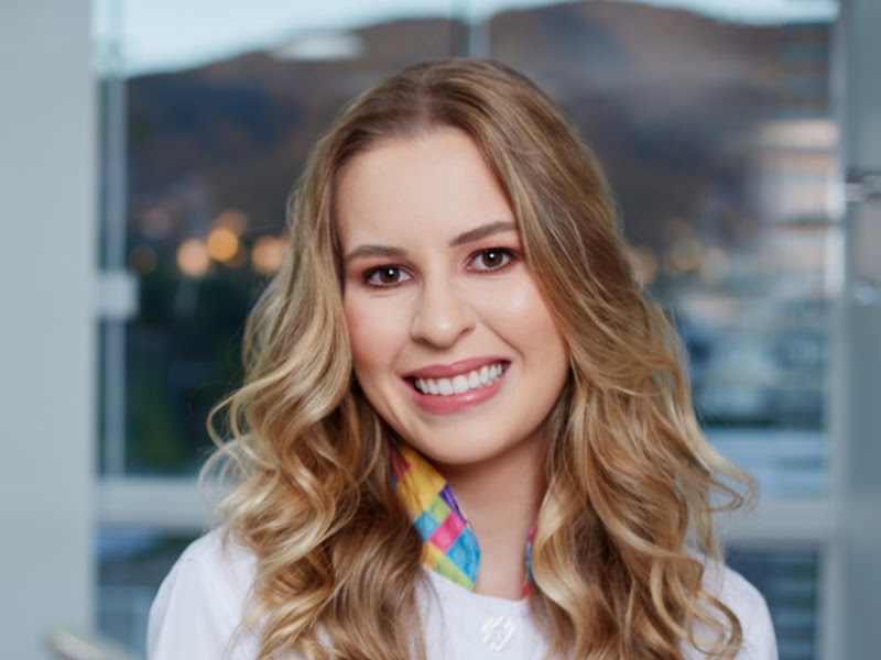 Foto de Dra. Jordana Senff - Dentista especialista em DTM e Dor Orofacial, Bruxismo, Ortodontia e Invisalign