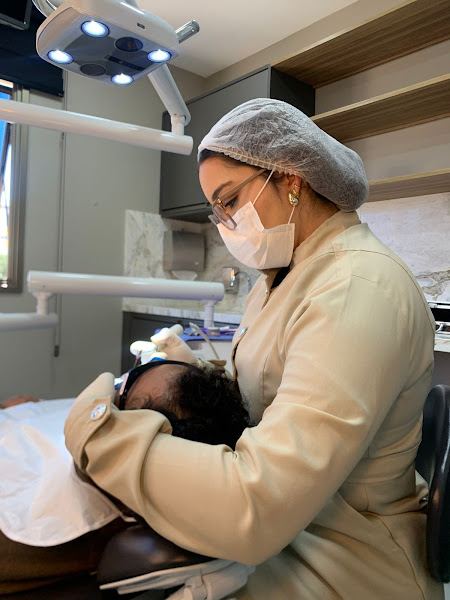 Foto 2 de Dra Joyce Britto Carvalho - Dentista em Curitiba