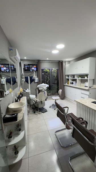 Foto 2 de Dra Joyce Jordana | Dentista Especialista em Implantes Dentários e Próteses