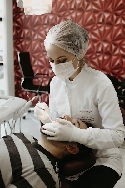 Foto 3 de Dra Jucieli Signor | Ortodontia: aparelhos fixos adulto e infantil. Implantes dentários. Tratamento de canal. Clínica Geral