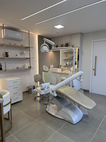 Foto 3 de Dra. Júlia Fávero - Odontologia Estética e Reabilitação Oral