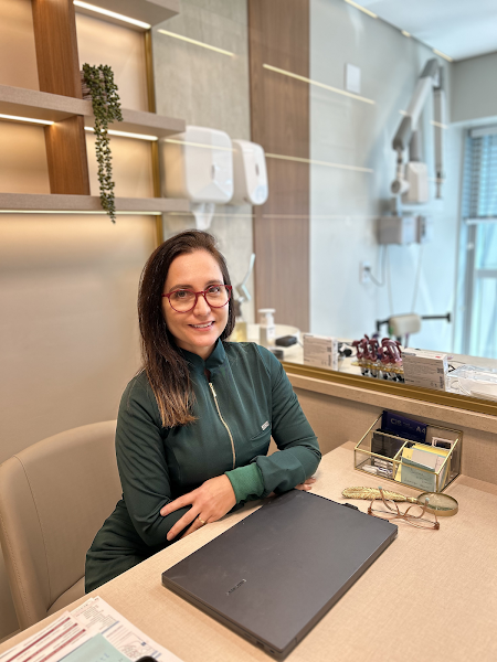 Foto 2 de Dra Júlia Siqueira de Souza - Endodontia e Odontopediatria