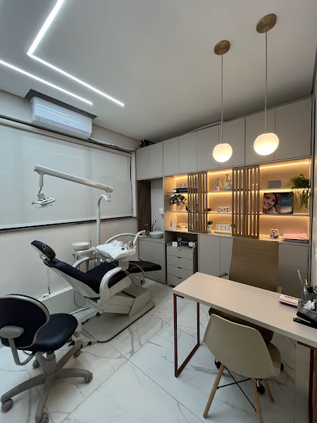 Foto 3 de Dra. Juliana Carvalho - Lentes de Resina em BH