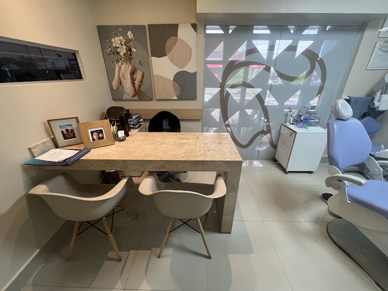 Foto 3 de Dra. Juliana Mayumi - Dentista - Jardim Olímpico | Clareamento, Limpeza, Facetas, Restauração Dental, Próteses e Cirurgias