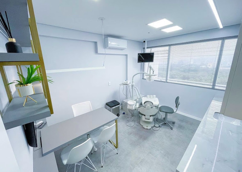 Foto 2 de Dra. Karen Gallas - Prótese Dentária