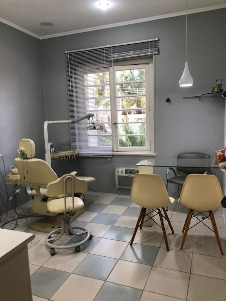 Foto 3 de Dra. Karine Squeff - Odontologista/Dentista em Porto Alegre (Invisalign)