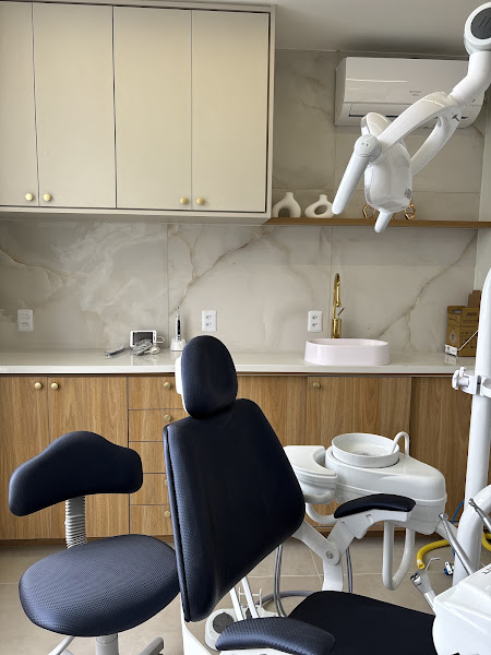Foto 2 de Dra. Lara Monteiro | Dentista em Icaraí | Endodontia, Prótese e Clinica geral