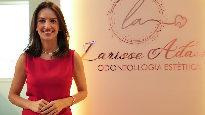 Foto 2 de Dra Larisse Adaami Odontollogia Estètiica - Lentes de contato dental, facetas de resina, clareamento, limpeza.