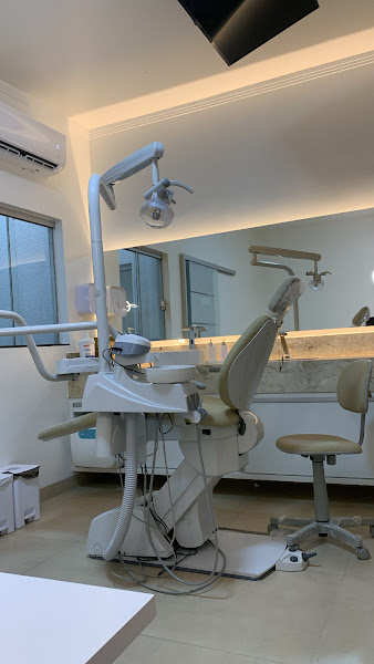 Foto 2 de Dra Laura Marçal - Dentista em Rio Verde | Tratamento de Canal | Clareamento | Urgência e Emergência