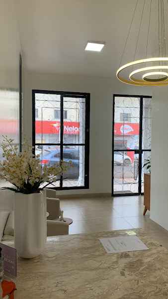 Foto 3 de Dra Laura Marçal - Dentista em Rio Verde | Tratamento de Canal | Clareamento | Urgência e Emergência