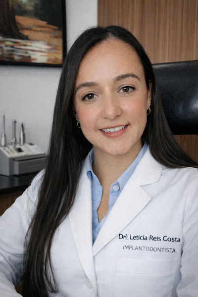 Foto 2 de Dra. Letícia - Dentista - Implante Dentário| prótese Dentária e Dentadura