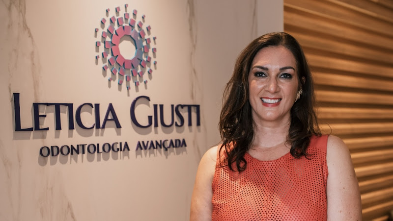 Foto 2 de Dra. Letícia Giusti - Especialista em Tratamento de Canal com microscópio