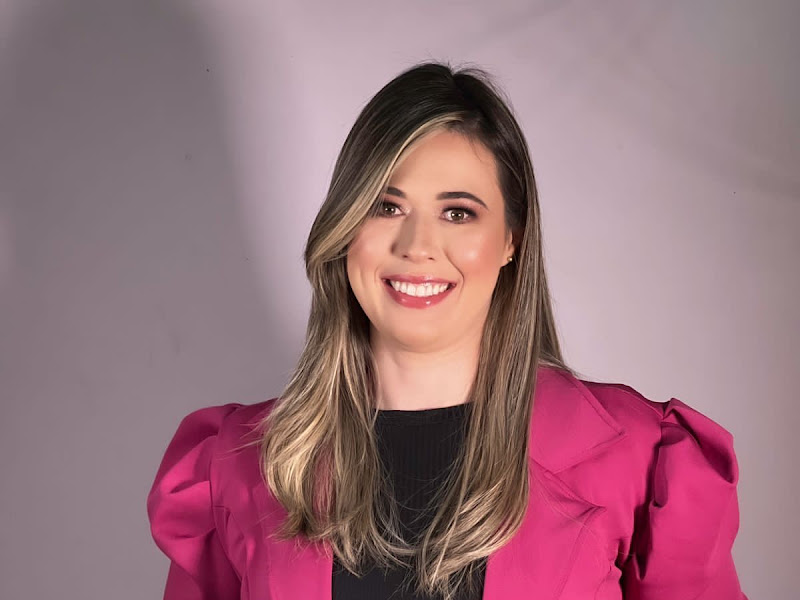 Foto 2 de Dra. Leticia Samuelsson - Referência em Harmonização Facial e Fios de PDO