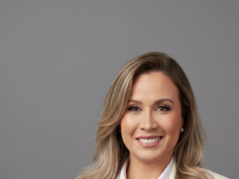 Foto de Dra. Ligia Tavares - Endodontia e Implantodontia