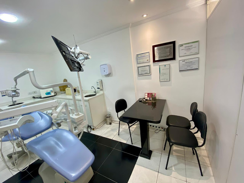 Foto 3 de Dra. Liriènne Brenny - Clínica Odontológica em curitiba