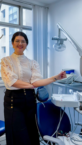 Foto 2 de Dra. Lívia Martins | Dentista em Macaé