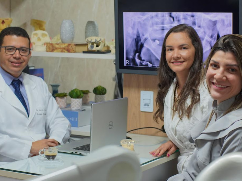 Foto 2 de Dra. Livia Prates, Cirurgião buco-maxilo-facial