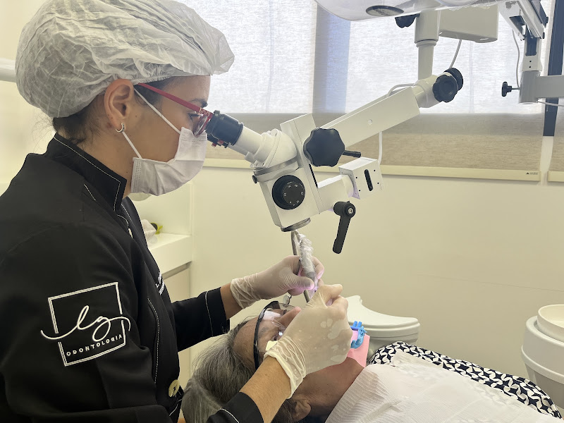 Foto 2 de Dra. Luciana Giesta - Endodontia - Microscopia - Barra da Tijuca