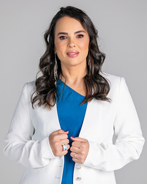 Foto 2 de Dra Luciana Neves - Endodontia - Harmonização Orofacial - Botox - Canal - Microscopia endodôntica - Belo Horizonte - Dentista