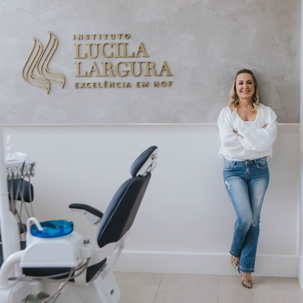 Foto 3 de Dra. Lucila Largura | Harmonização Orofacial e Fios de PDO em Curitiba