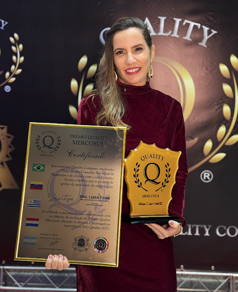 Foto 2 de Dra. Luisa Tigre | Dentista em Recife | Implantodontista | Periodontista | Premiada Quality Mercosul 2025 em Odontologia