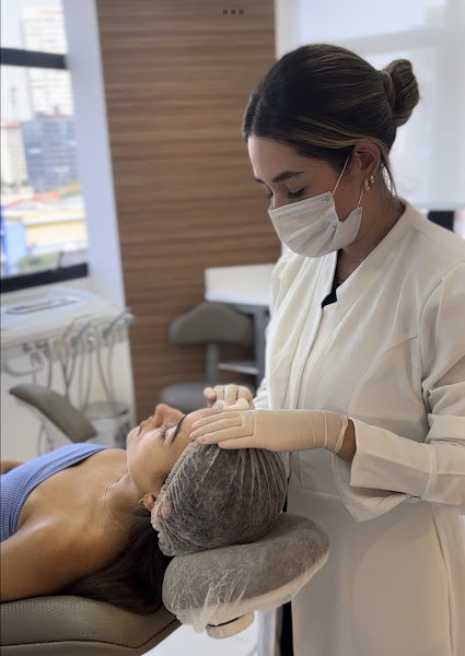Foto de Dra Luiza Siniscalchi | Harmonização Facial Pinheiros | Endotontista | Dentista Clínica