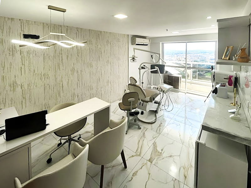 Foto 2 de Dra. Luyarla Leite - Dentista