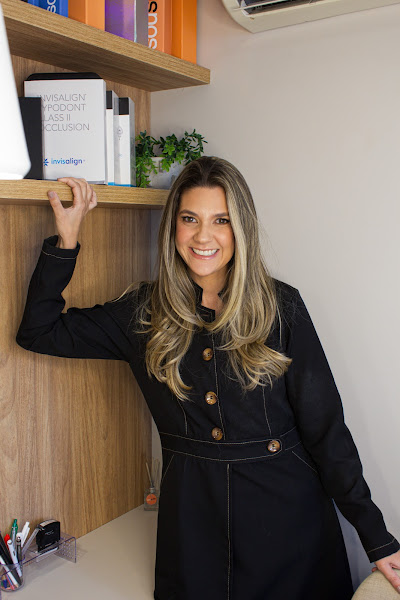Foto 2 de Dra Manuela Flores Coimbra - Ortodontista - Alinhadores Invisiveis - Invisalign Doctor- Angel Aligner - Curitiba