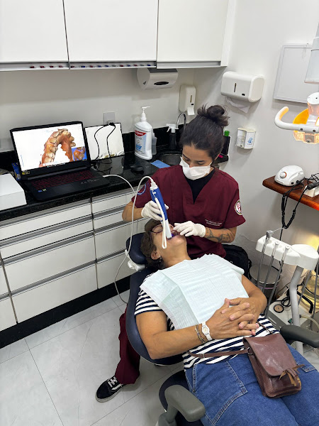 Foto 2 de Dra. Marcela Fróes | Implantes dentários no Rio de Janeiro