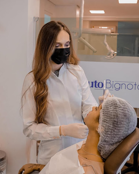 Foto 2 de Dra. Maria Cláudia Alves | Mestre em Odontologia e Harmonização Orofacial - BH