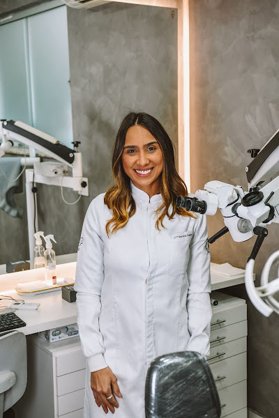 Foto 2 de Dra. Mariana Borges | Tratamento de canal com microscópio