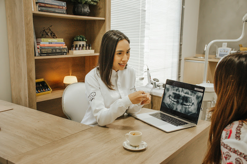 Foto 3 de Dra. Mariana Borges | Tratamento de canal com microscópio