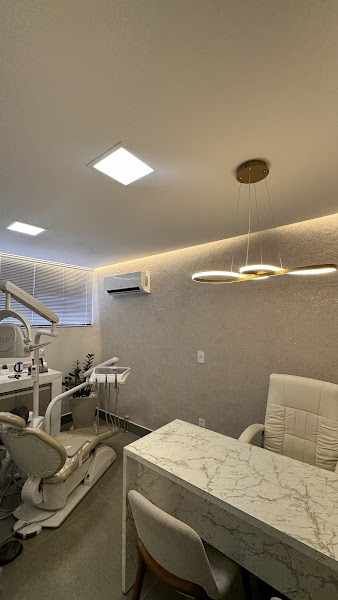 Foto 2 de Dra. Marilia Karolyne - Lentes em Resina