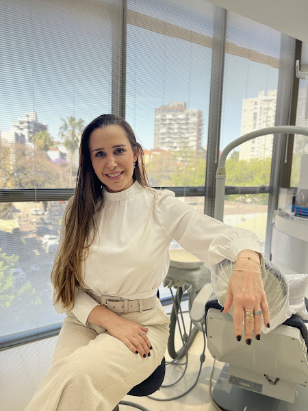 Foto 2 de Dra. Marília Loureiro | Implantes e Próteses Dentárias