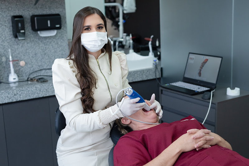 Foto 2 de Dra. Marina Ambrósio | Especialista em Implantes Dentários em Governador Valadares