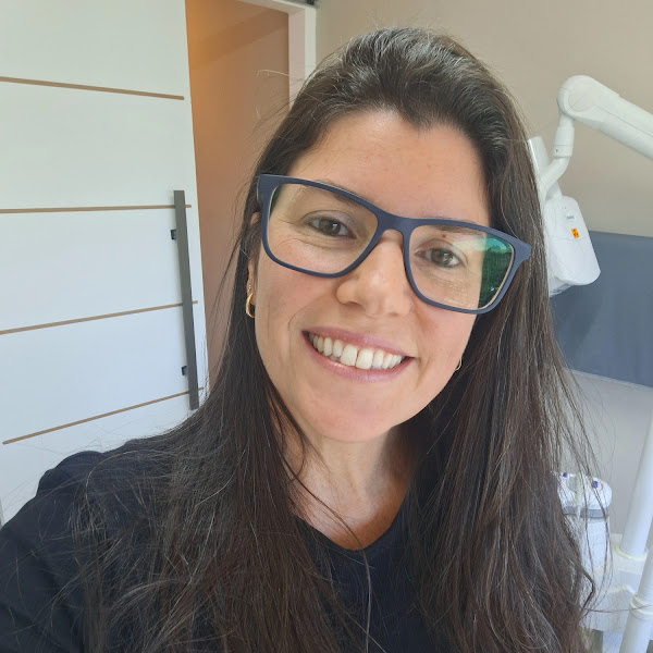 Foto 2 de Dra. Maylis Guitton - Dentista Especialista em Prótese