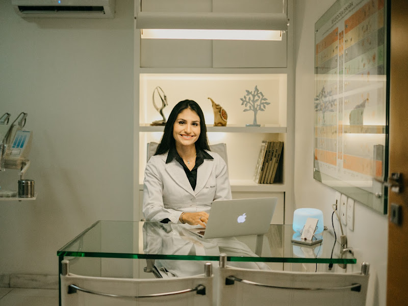 Foto de Dra. Micaelle Fernandes - IMPLANTES DE CERÂMICA E TITÂNIO