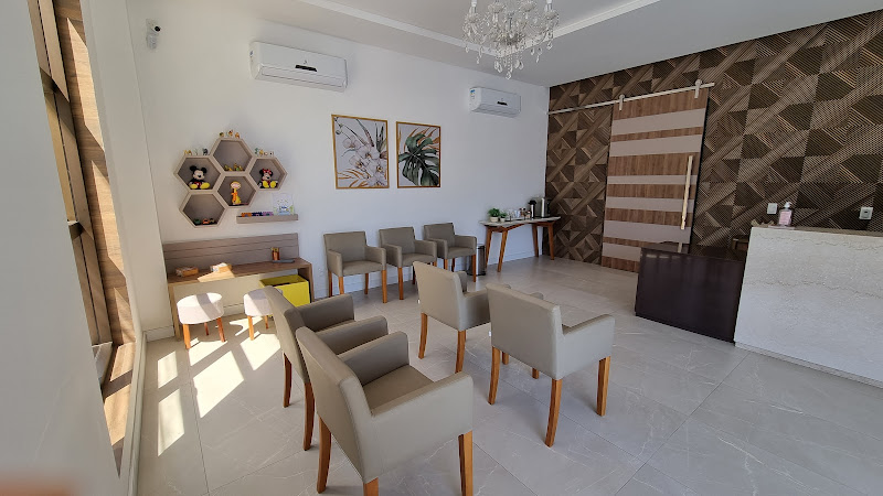 Foto 2 de Dra Michele Brandão - Ortodontia e Odontologia Estética