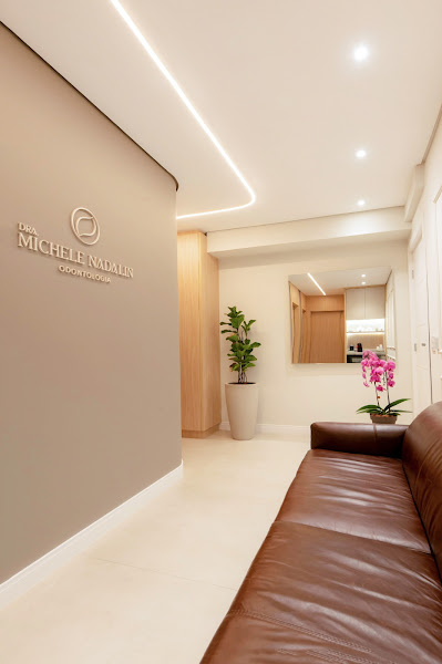 Foto 3 de Dra. Michele Nadalin - Tratamento de Canal