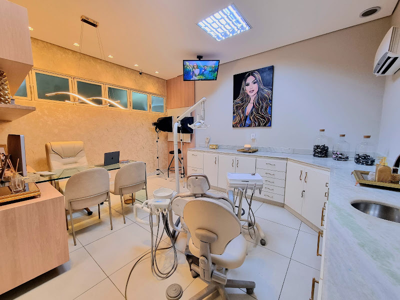 Foto 3 de Dra. Michelle Cunha | Lentes em Resina | Dentista em Sete Lagoas