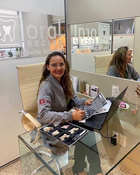 Foto 2 de Dra Michelle Ribeiro | Dentista | Oral Recife Clínica Odontológica | Cirurgiã buco maxilo facial | Implante Dentário