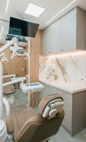 Foto 2 de Dra Milena Hostayska | implantodontista