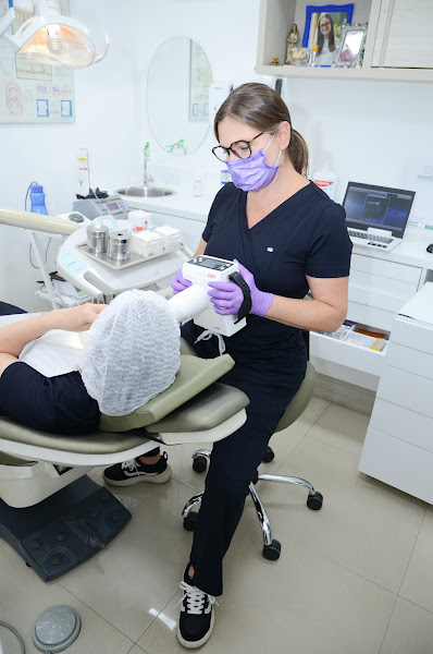 Foto 2 de Dra Nara Siciliano - Endodontia - Microscopia - Implante Dental - Odontologia Estética