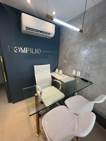 Foto 2 de Dra. Natália Pompílio - Facetas de Resina, Porcelana e Clareamento | Dentista Recife