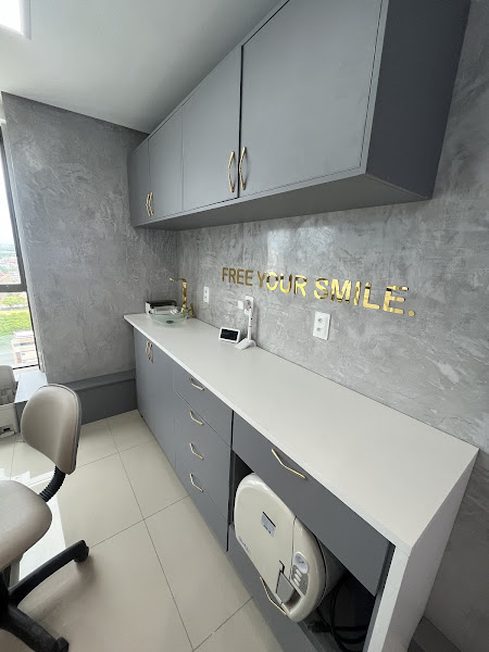 Foto 3 de Dra. Natália Pompílio - Facetas de Resina, Porcelana e Clareamento | Dentista Recife