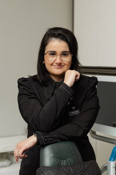 Foto 2 de Dra. Natalie Temporão - Dentista | Periodontia e Implantodontia em Curitiba
