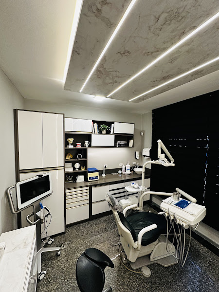 Foto 3 de Dra. Natalie Temporão - Dentista | Periodontia e Implantodontia em Curitiba